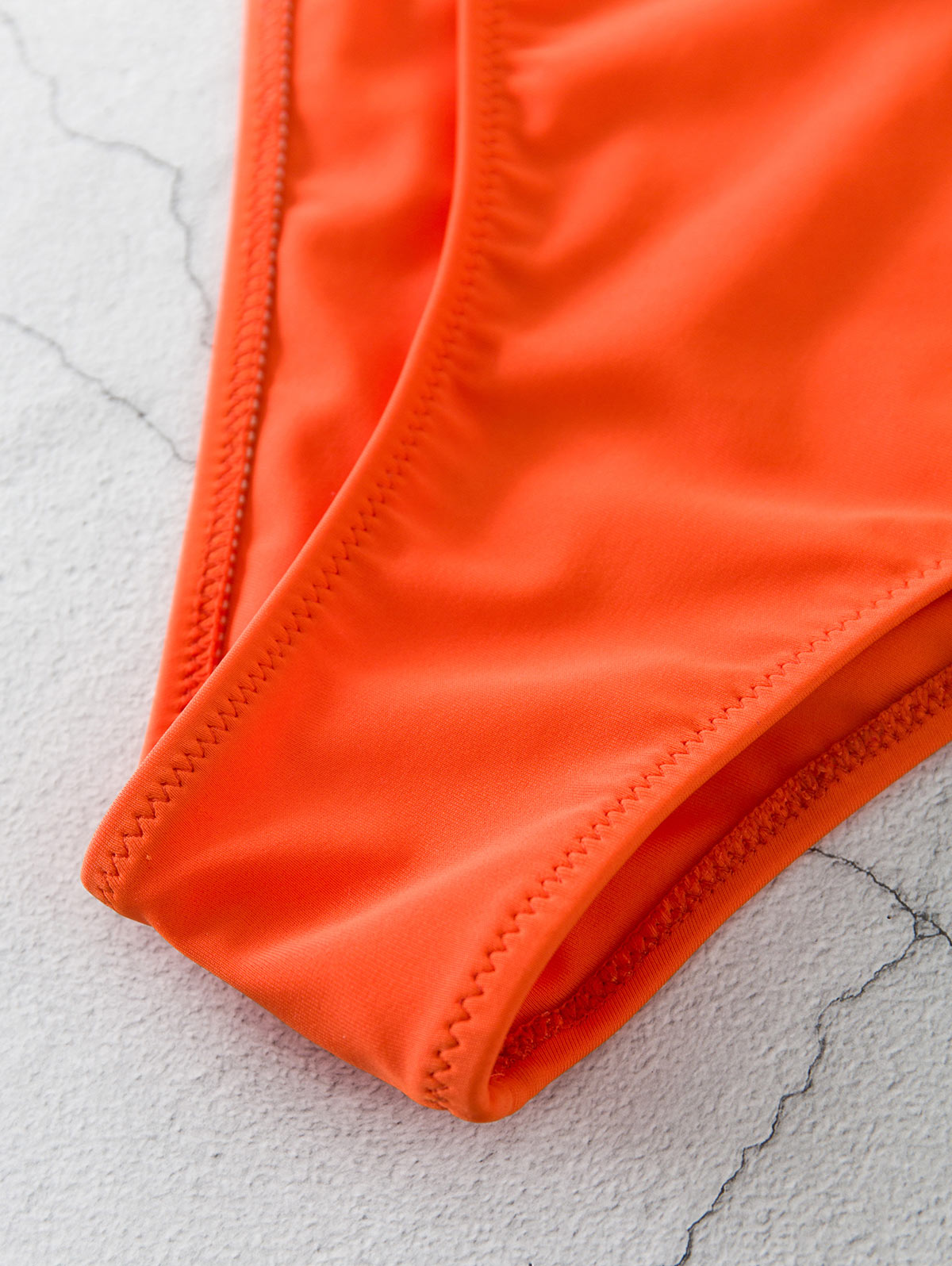 Saful – maillot de bain néon une pièce, avec découpe torsadée
