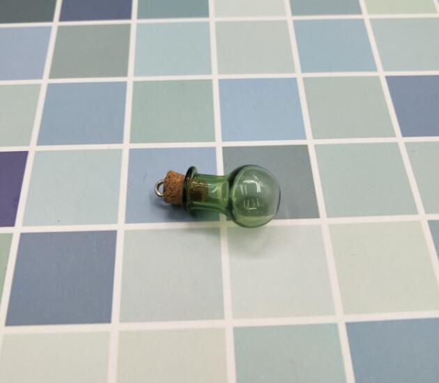 10 stks/partij Mini Glazen 9 Kleuren Fles Flessen Model Leuke Lamp Vorm Flessen Met Kurk Kleine Tiny Glazen Potten flesjes Hanger: green