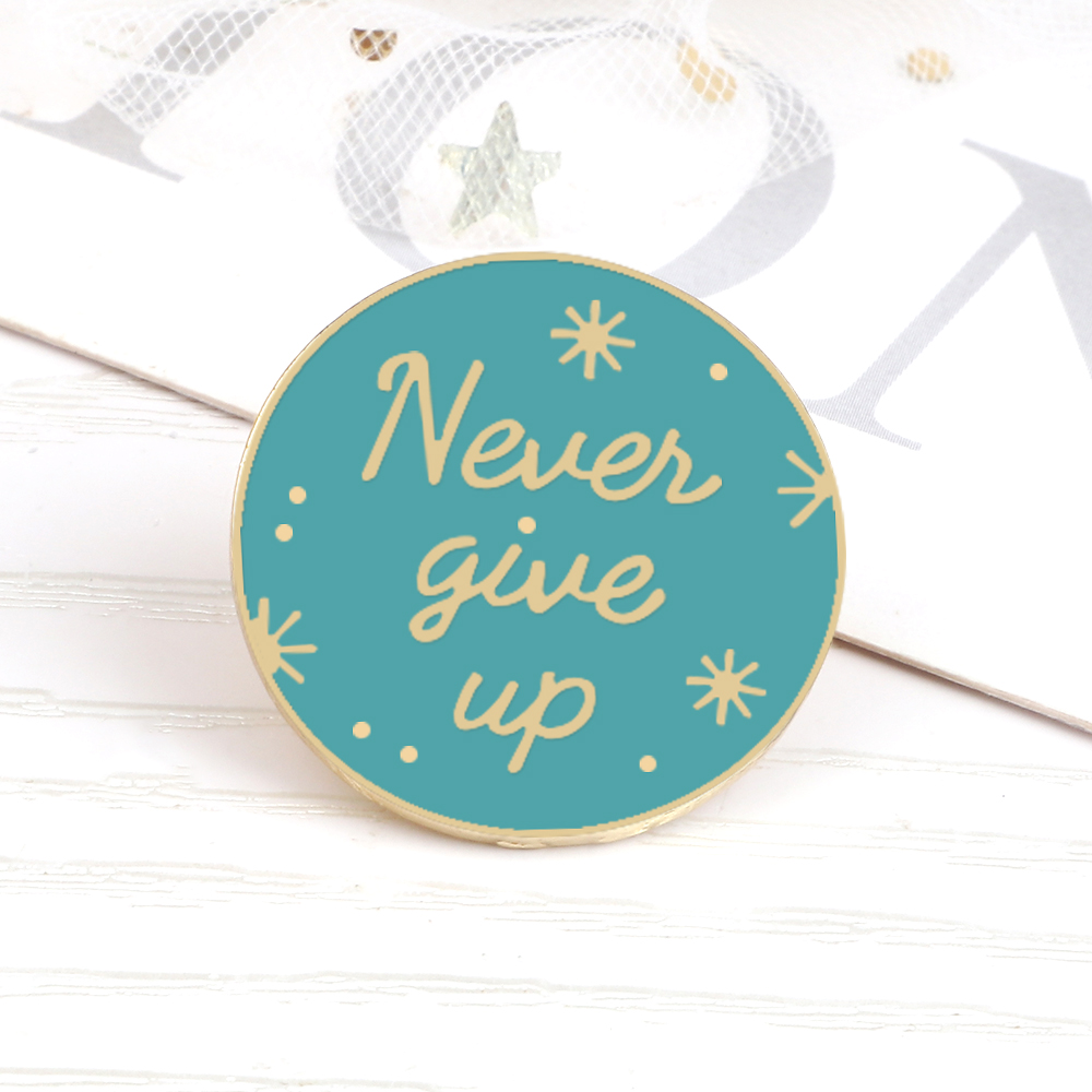 Alfileres esmaltados con citas de lema de la vida, broche 'Nunca Give Up' 'Live in the ', eslogan de pancarta, insignia, de joyería para amigos