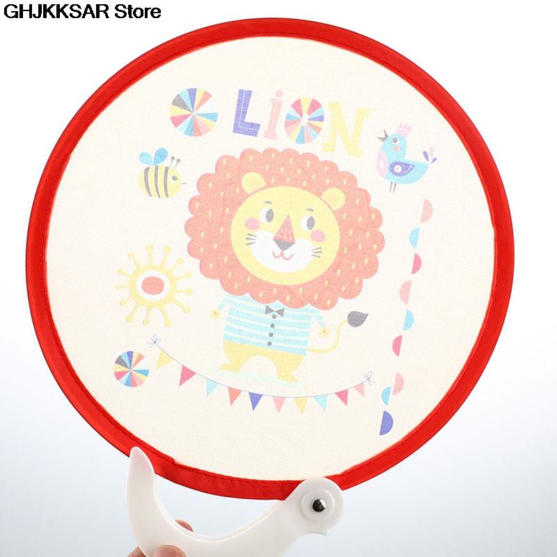 1Pc Draagbare Vouwen Fan Met Handvat Cartoon Mini Fan Vrouwen Zomer Ronde Fan Creatieve Party