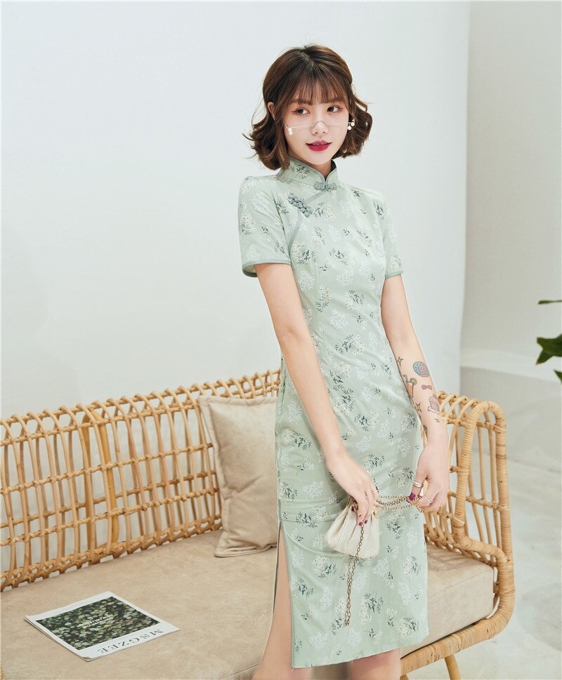 Qipao-vestido verde brillante, mujer, de manga corta, algodón y lino, estampado de flores, Cheongsam moderno, novedad de verano