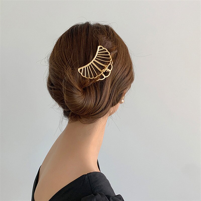 HUANZHI Korean Geometry Star Shell Gold Color Metal Simple Hollow Grip Claw Hair Clip for Women Girls Bath Accessories