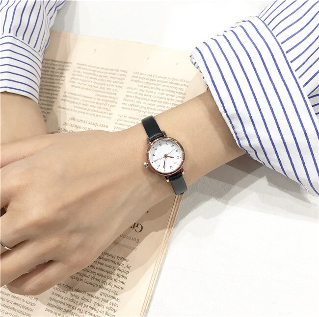 Eenvoudige kleine wijzerplaat vrouwen wit horloge ulzzang luxe quartz vrouwelijke klok retro horloges vintage lederen dames horloges: Black