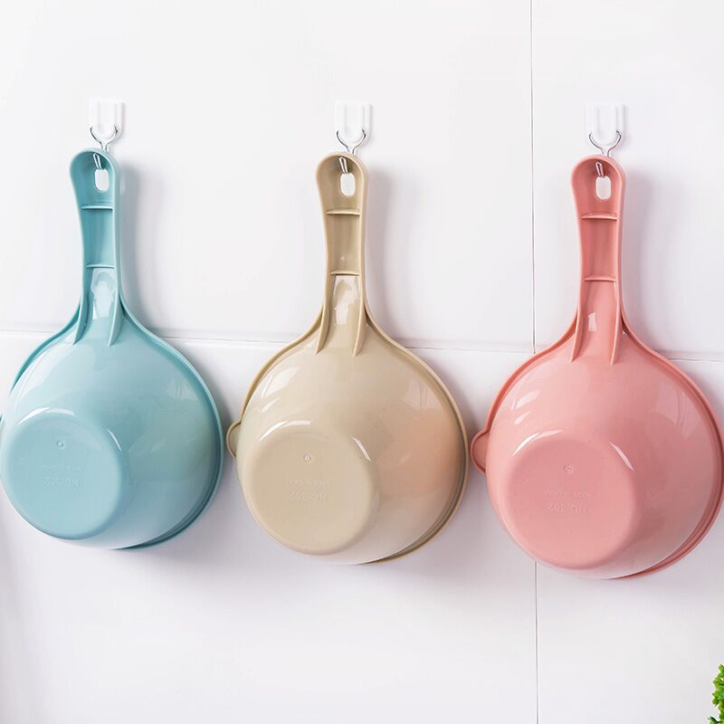 Plastic thickened water scoop kitchen long handle water scoop bath water float children baby bath scoop scorpion water scorpion