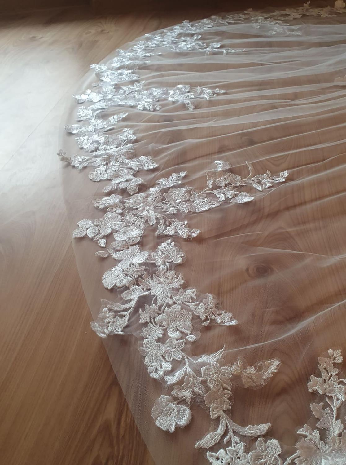 Royal Elegance Real Photo One Layer Wedding Veil With Metal Comb White Lace Applique Bridal Veils Cathedral Wedding Veil