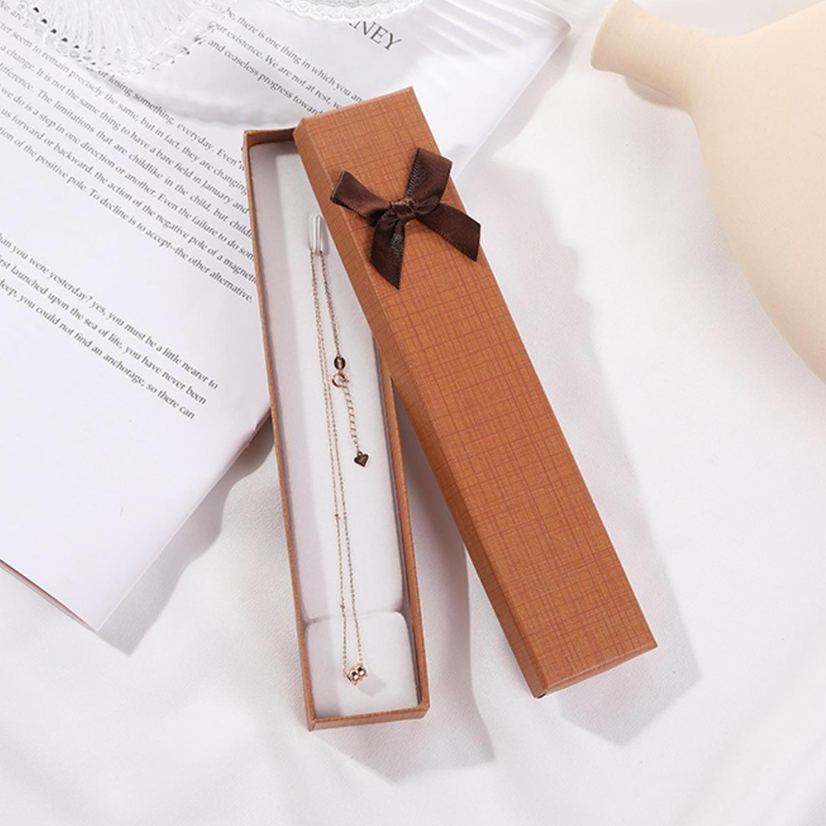 Caja de de joyería Rectangular con decoración de nudo de lazo, adecuada para collares de embalaje, pulseras y otros accesorios, 1pc: Bronce