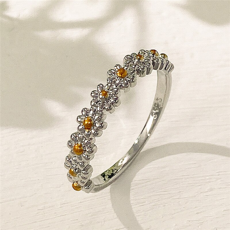 Huitan Esthetische Little Daisy Ringen Voor Vrouwen Eenvoudige Stijlvolle Bridal Wedding Party Vinger Ring Delicate Liefde Mode-sieraden