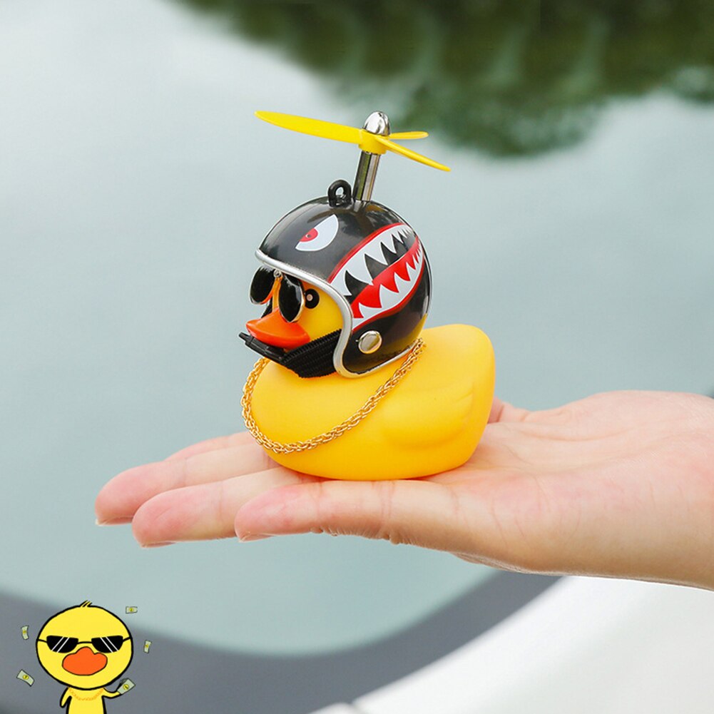 Populaire Kleine Gele Eend Auto Ornamenten Grappige Zonnebril Wind-Breaking Eend Met Propellor Helm Motor Paardrijden Fietsen Decoratie