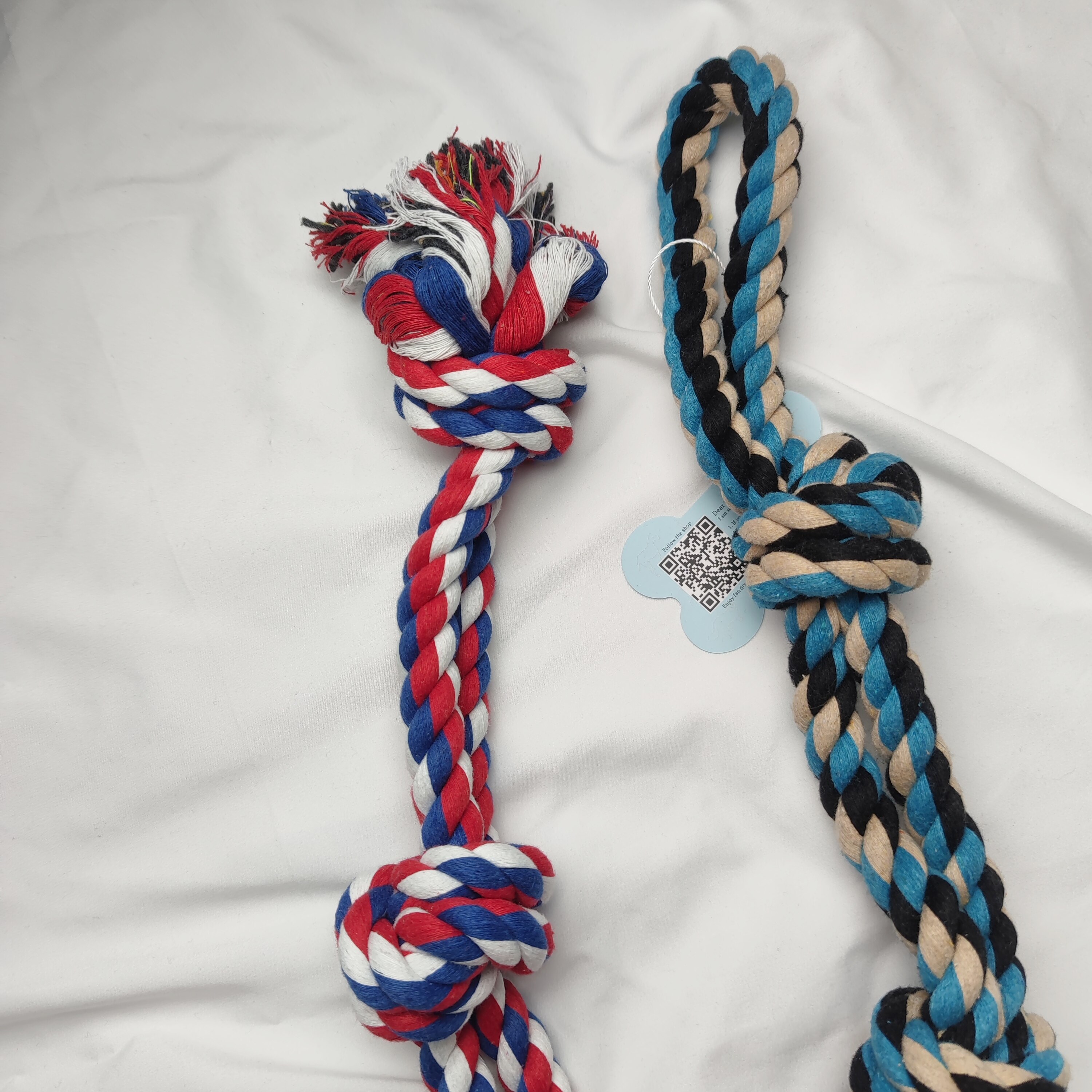 Cuerda de algodón interactiva para perros grandes, juguete portátil de 3 nudos, 58cm, 1 unidad La cuerda de mordida mide 58 cm de largo, el nudo tiene 7 cm de grosor y pesa alrededor de 365 gramos. Es adecuado para jue