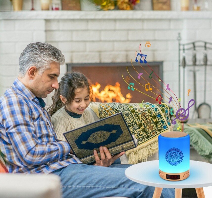 Tragbarer kabelloser bluetooth-lautsprecher mit fernbedienung, led-touch-lampe, tf-karte und fm-radio für bildungszwecke – ein spielzeug für muslimische koranliebhaber.