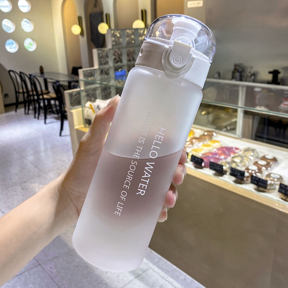 780ml plast sport vattenflaska stor kapacitet utomhus matt vatten kopp män kvinnor barn student protable flaska för vatten: Vit