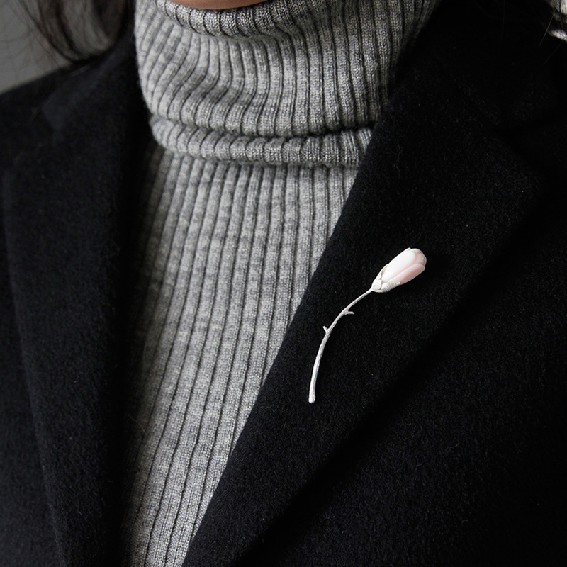 Brosche mit natürlicher roter koralle und magnolienblüte , 925 broschen aus sterlingsilber für damenschmuck