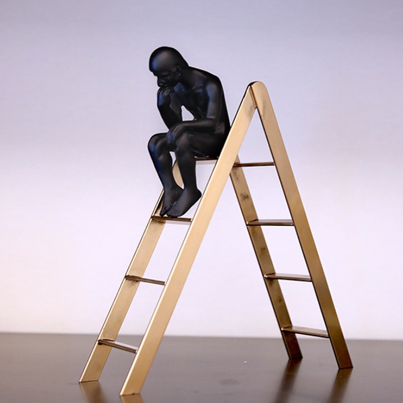 [mgt] auguste rodin tænker skulptur sød tænker på trappen vinduesudstilling boghylde klassisk boligindretning sort mand
