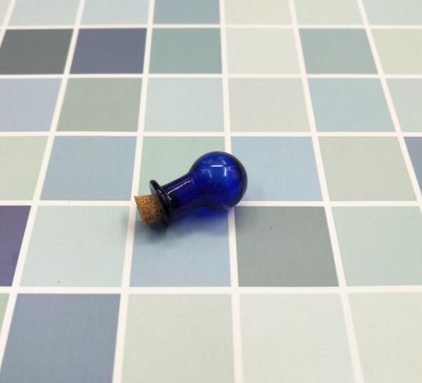 10 stks/partij Mini Glazen 9 Kleuren Fles Flessen Model Leuke Lamp Vorm Flessen Met Kurk Kleine Tiny Glazen Potten flesjes Hanger: blue