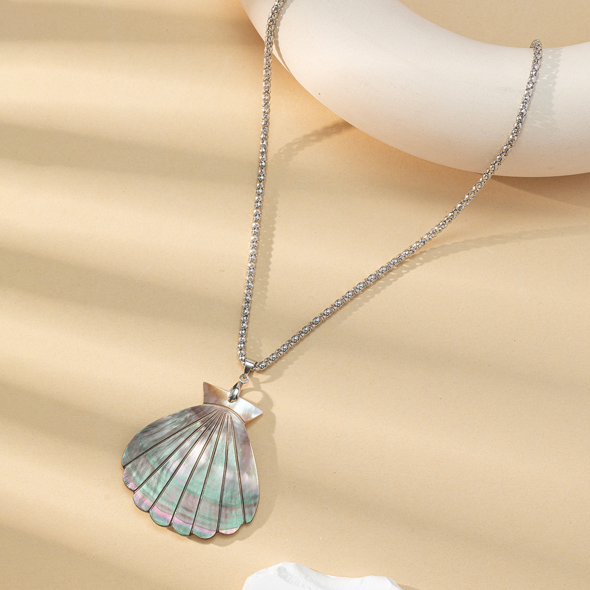 Ciondolo a forma di conchiglia a forma di ventaglio gioielli con ciondolo a conchiglia d'acqua dolce naturale collana con ciondolo a forma di spiaggia estiva accessori per gioielli squisiti regalo