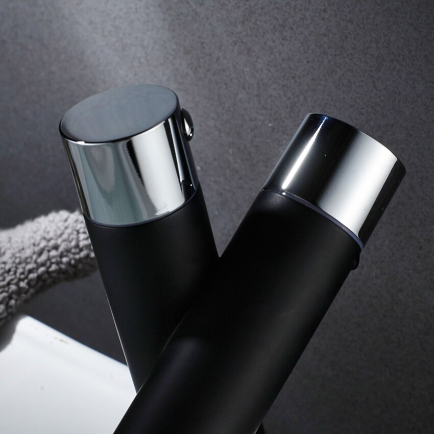 Sortmalet badeværelse vandhane filter bobler koldtvandsgreb håndtag