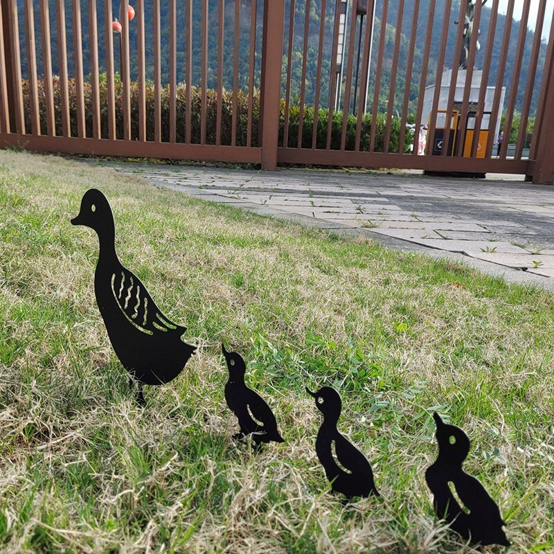 Metal Garden Decorative Wrought Iron Duck Family Grass Garden Ornaments Hollow Garden Ornaments