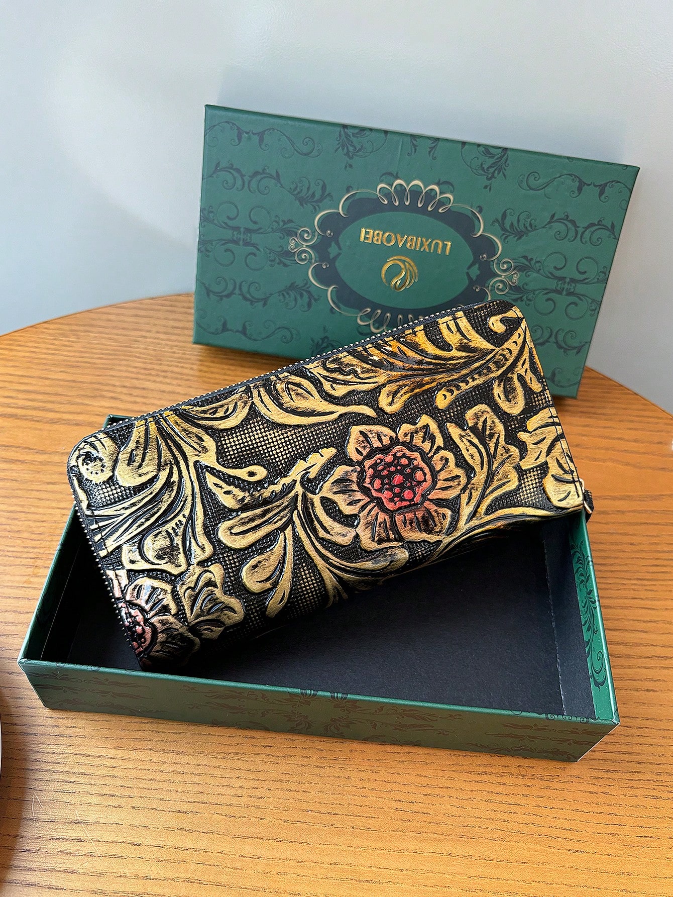 High-end retro carved long women's wallet, fashionable and leather carved flower wallet clutch, can hold mobile phone, m