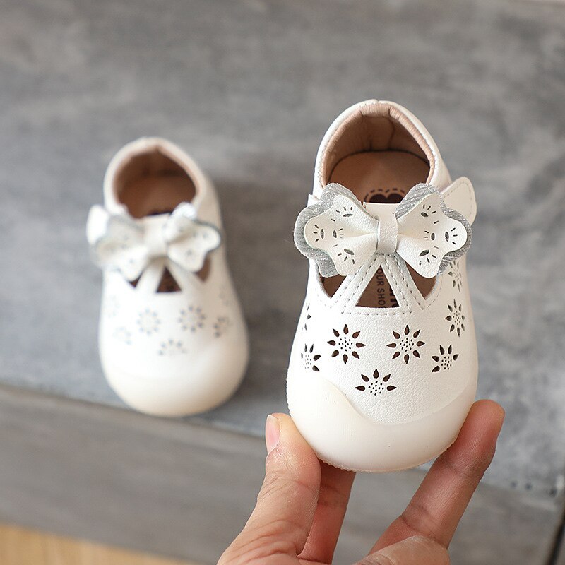 Zapatos de cuero para niñas, sandalias bonitas con recortes de lazo, zapatos de fondo suave para bebé, Primavera, primeros pasos, transpirables, SXJ042