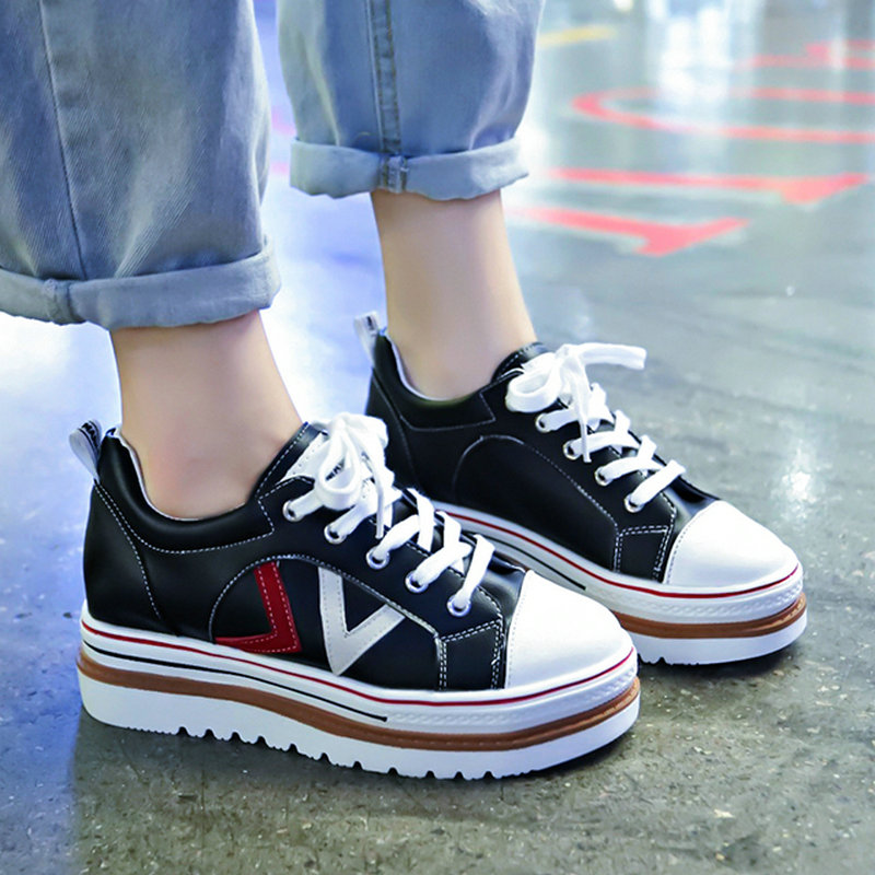 Nuevos y bonitos zapatos de cuero PU con tacones planos para mujer, zapatillas de lluvia más populares para mujer, Calzado cómodo negro y blanco para adultos de verano