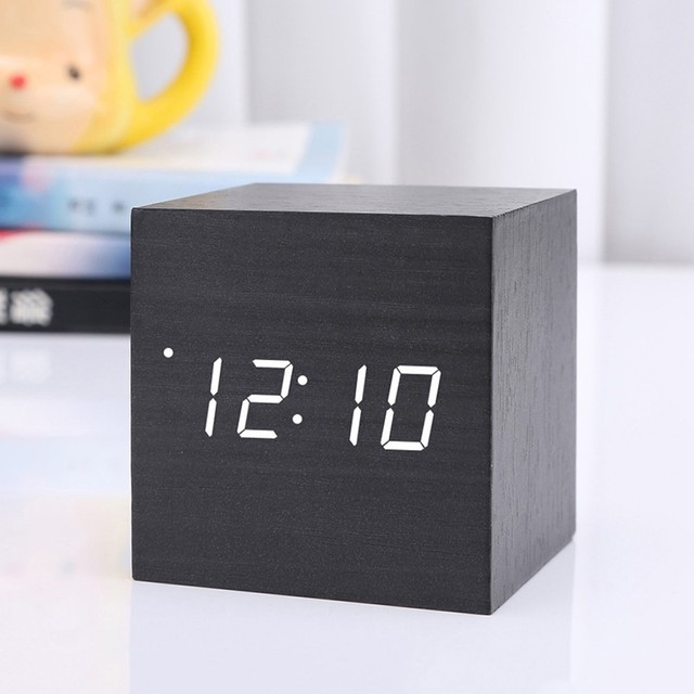 Kleine Vierkante Digitale Houten Led Wekker Hout Retro Glow Klok Desktop Tafel Decor Voice Control Snooze Functie Desk Decor: black white light