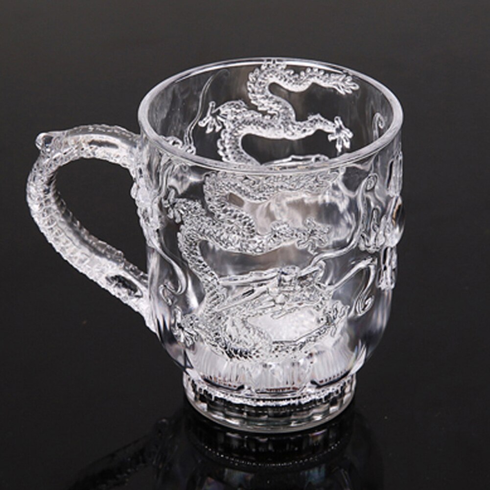 Die leuchtende tasse ist eine helle LED-blitz tasse mit wasser und farbe sensor farbwechsel tasse Neue Drachen tasse регулятормощности
