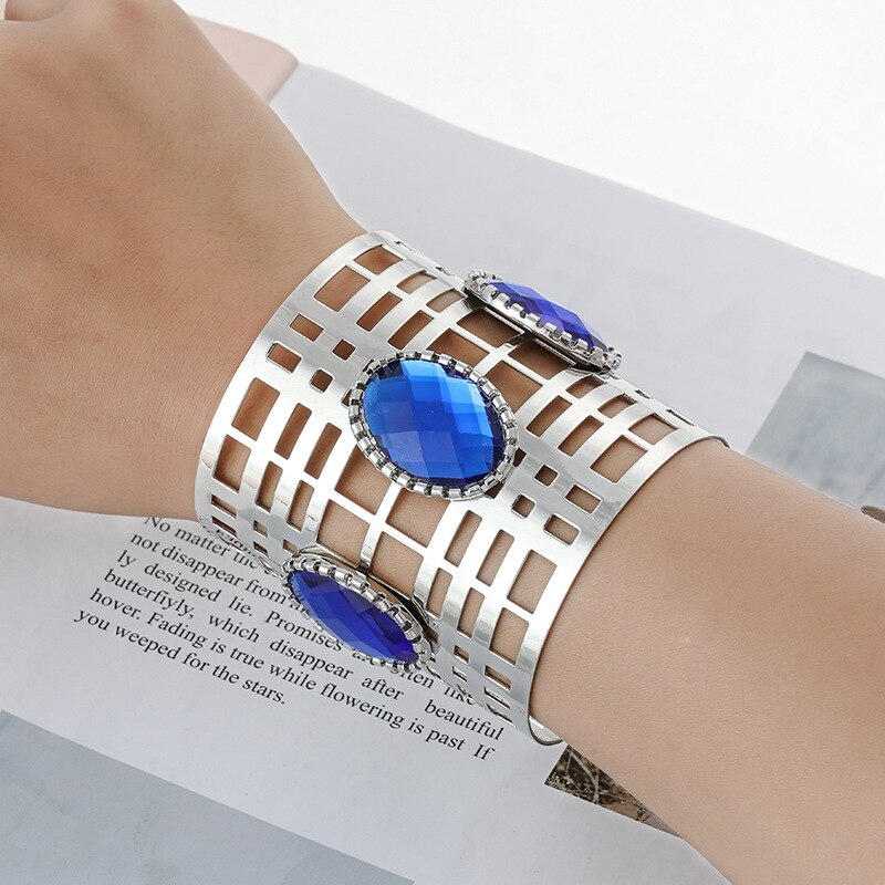 Lzhlq 2020 nova mulher de metal banhado a largura bangle maxi abertura redonda azul pedra jóias pulseira na moda geométrica oco manguito bangle: Silver blue