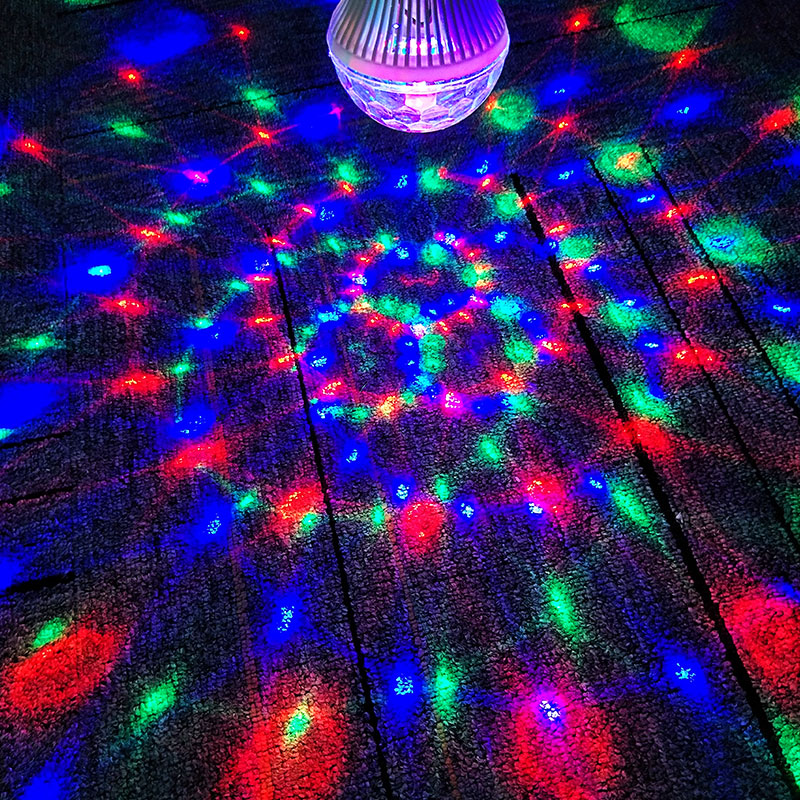 Auto roterende  e27 rgb krystal magisk kugle lumiere lydkontrol bevægende hoved dj disco fest lys scene lyseffekt pære lampe