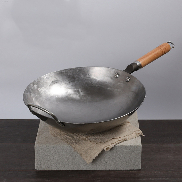 Håndsmedet jernwok, erhverv kinesisk traditionel wokpande husholdnings køkken køkkengrej med træhåndtag, ingen dampe, non-stick: Med øret / 32cm