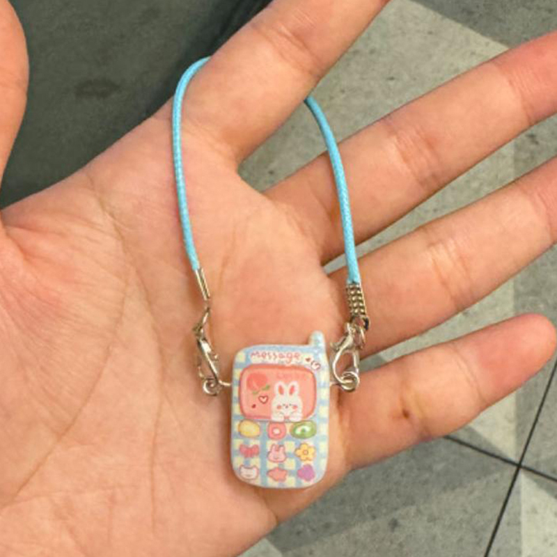 Dockskåpstillbehör smådjur miniatyr mobiltelefonmodell hängsmycke tecknad mini mobiltelefonmodell berlocker klä upp leksak: Himmelsblå