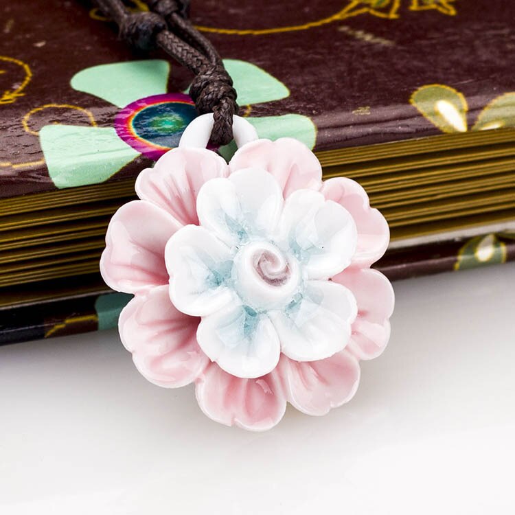Vintage Stijl Blauw En Wit Keramische Handgemaakte Lotus Bloem Hanger Ketting Chinese Stijl Etnische Stijl Lange Ketting Vrouwen Lady: light pink