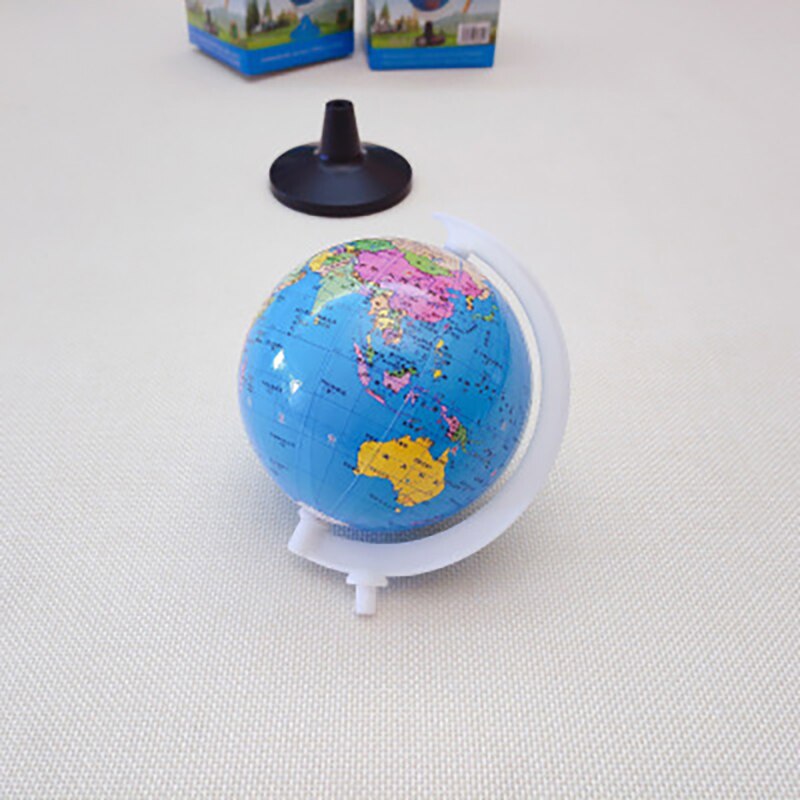 Lille jordkloden i verden med stativ geografi kort uddannelseslegetøj til børnekloden med etiketter af kontinenter, lande, hovedstæder