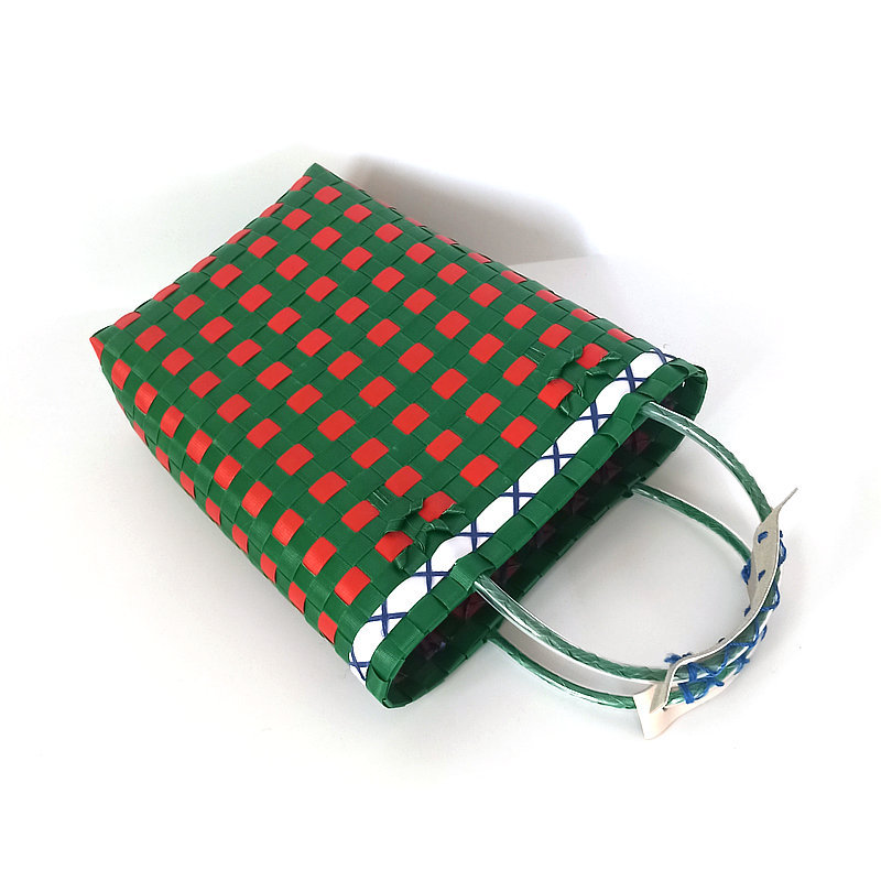Cesta de Picnic tejida a mano de estilo japonés, bolsa de cesta de verduras tejida de plástico, bolsa de playa de mano, cesta Multicolor a cuadros, novedad
