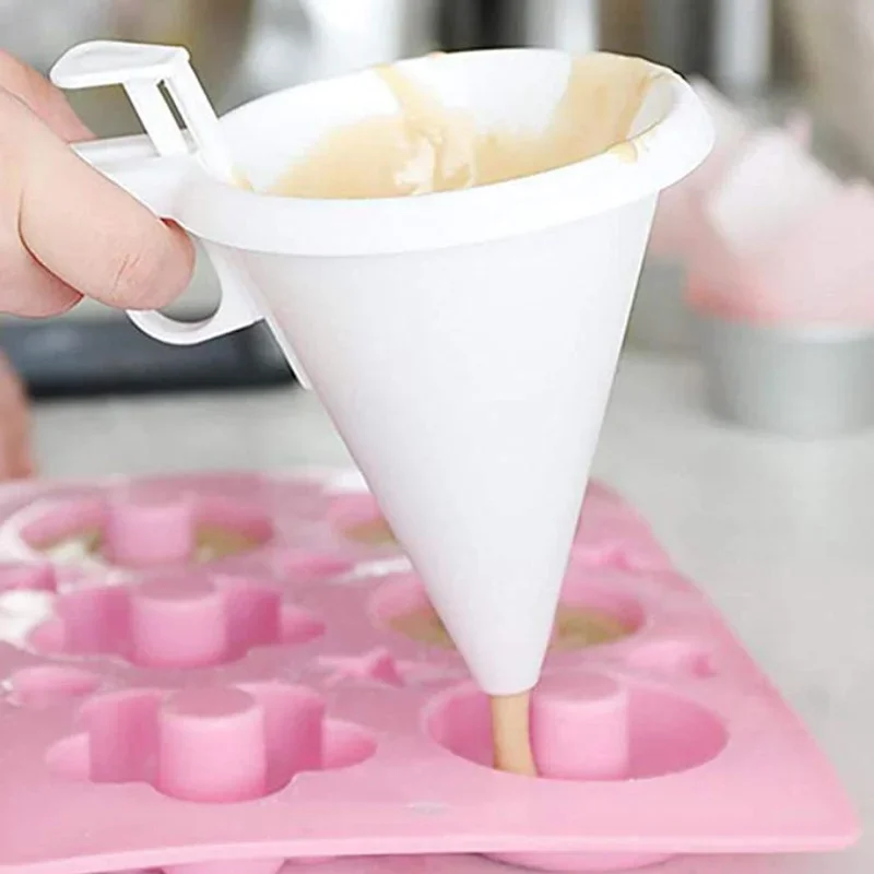 batter separator, cake baking tool, chocolate dispenser, cup, funnel, Handheld cake dispenser