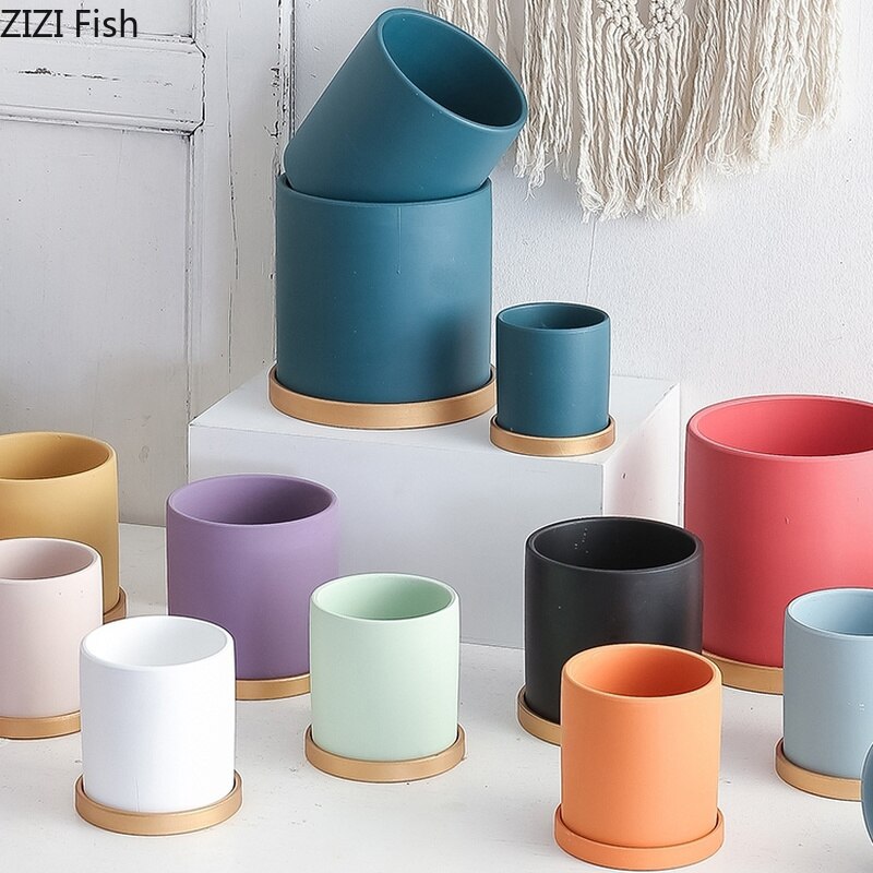 Eenvoudige, rechte, kleurrijke, cilindrische, keramische bloempot in europese stijl, vetplanten, bloemen, groene dillepot met gouden schaal