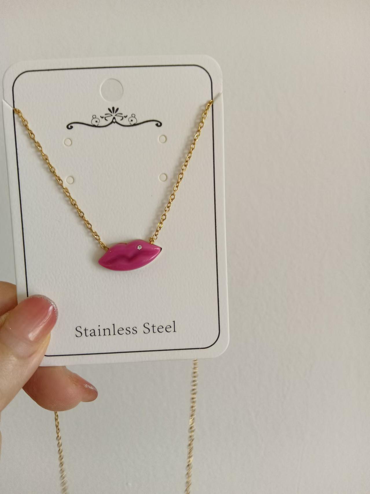 2025 Ins nouvelle en acier inoxydable lèvre rouge pendentif chaîne collier en acier bouche médaillon charme étanche bijoux directe: Rouge-brun