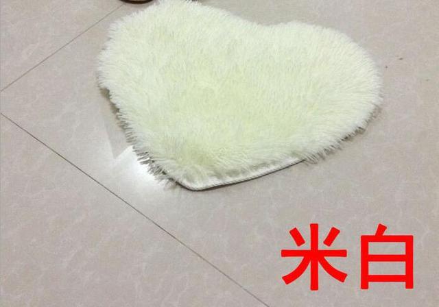 1pcs Floor Mats Cute Heart Shape Carpet Non-slip Shaggy Carpets Kitchen Bathroom Rugs Home Decor 30x40cm: Beige