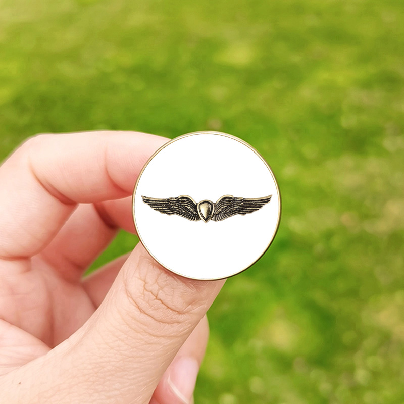 Viimeinen  us 2 rintaneulasta ellie-hahmo siivet raketti avaruusalus rintaneulat miehille naisille fanit cosplay reppu lasiset rintaneulat: Musta vihreä / Musta sinkitty