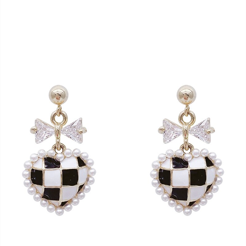 Chique oorbellen met geruite hartjes, asymmetrische oorbellen met ruitpatroon, oorbellen met berenhartjes en strass-steentjes, oorbellen ingelegd met parels