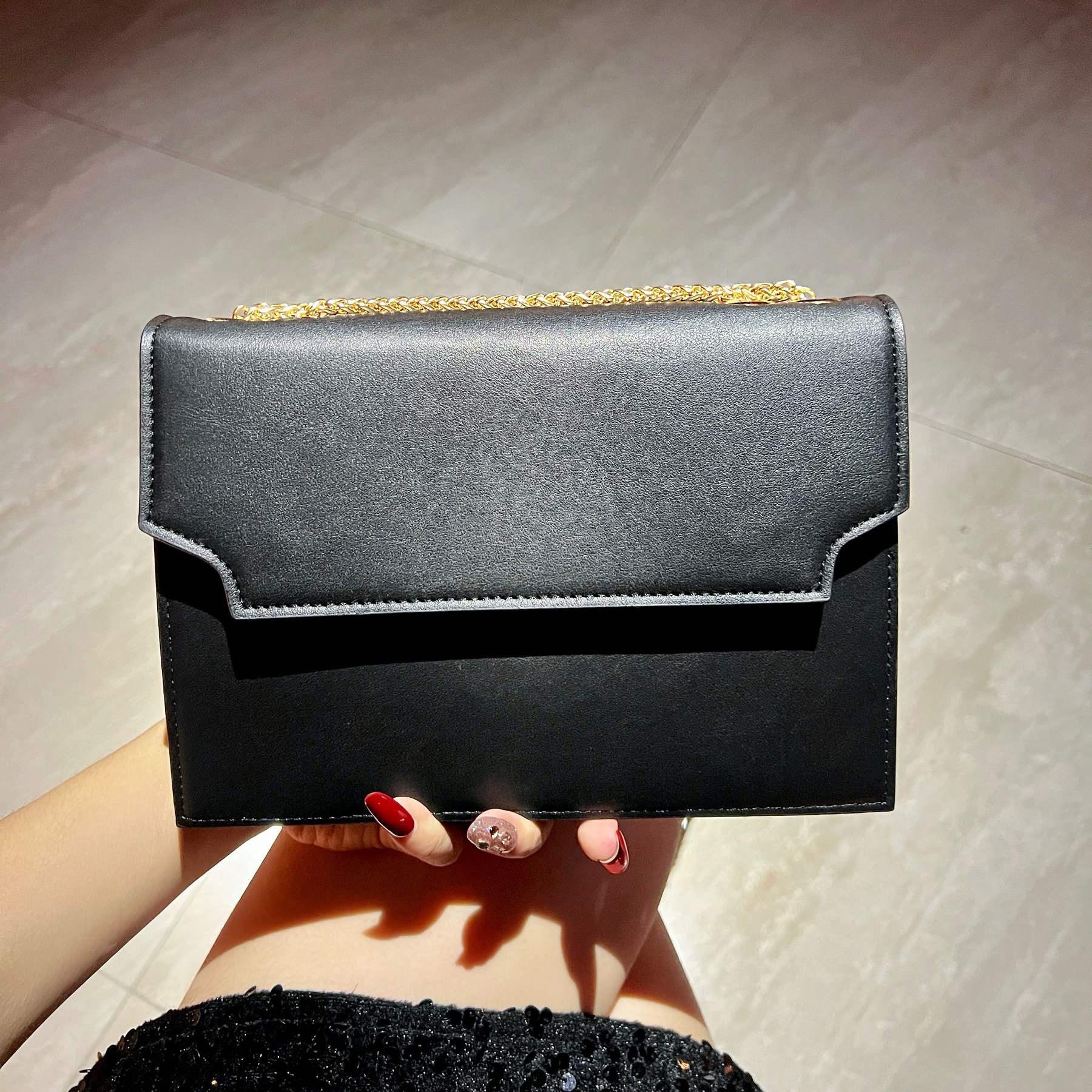 , eenvoudige en modieuze clutch voor dames, veelzijdige schoudertas met ketting, handtas, postbodetas, dames tas voor woon-werkverkeer: Donkergrijs