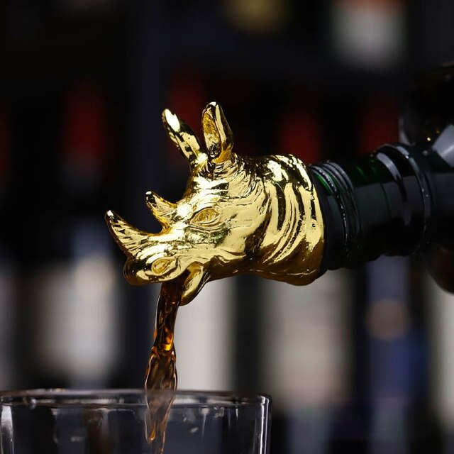 1PC Bar decoration accessories nightclub bar counter accessories red wine pourer zinc alloy rhino lion head wine stopper: rhinoceros   gold