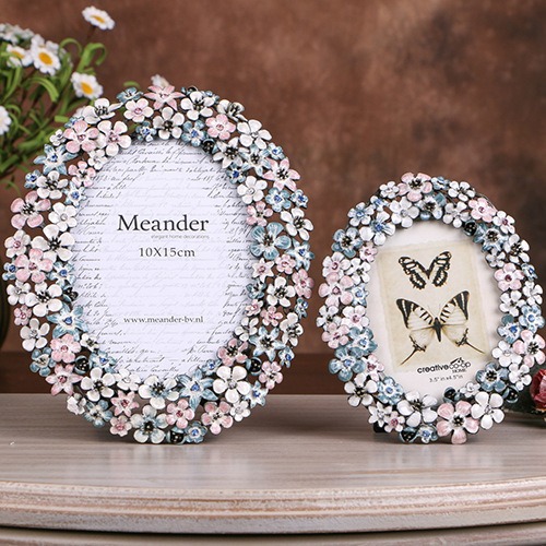 White Flower Textured Hand-Crafted Photo Frame Easel Hook for Tabletop Wall Display Decorative Floral