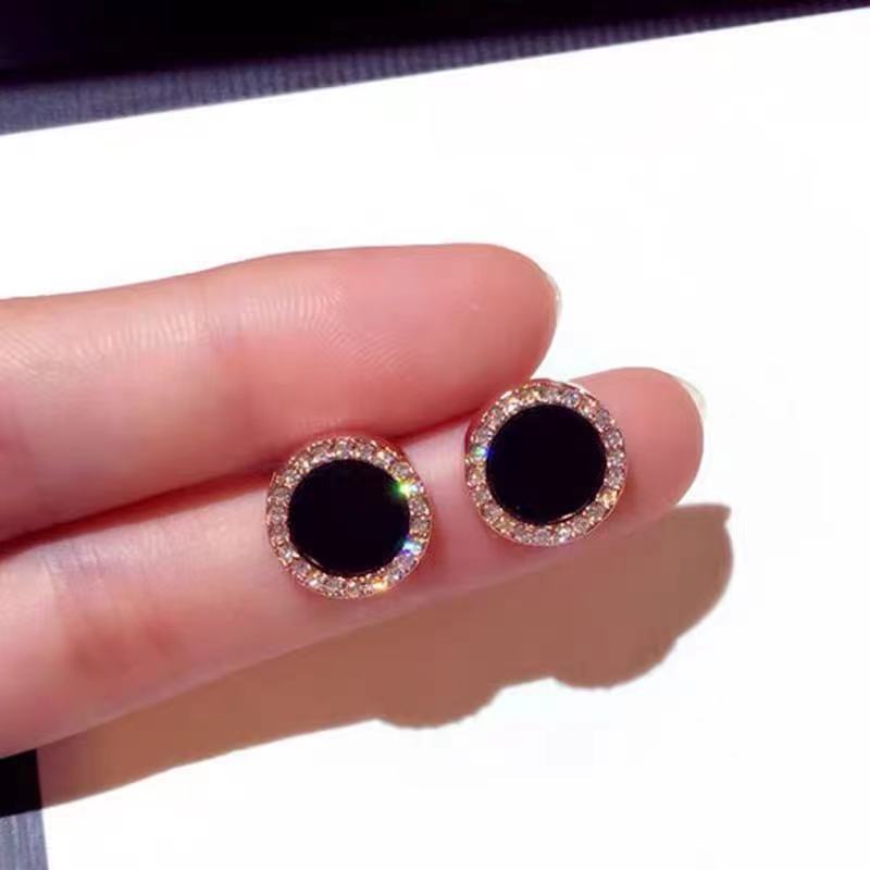 Boucles d'oreilles asymétriques rondes creuses noires pour femmes, accessoires en strass pour femmes: Pistolet noir plaqué