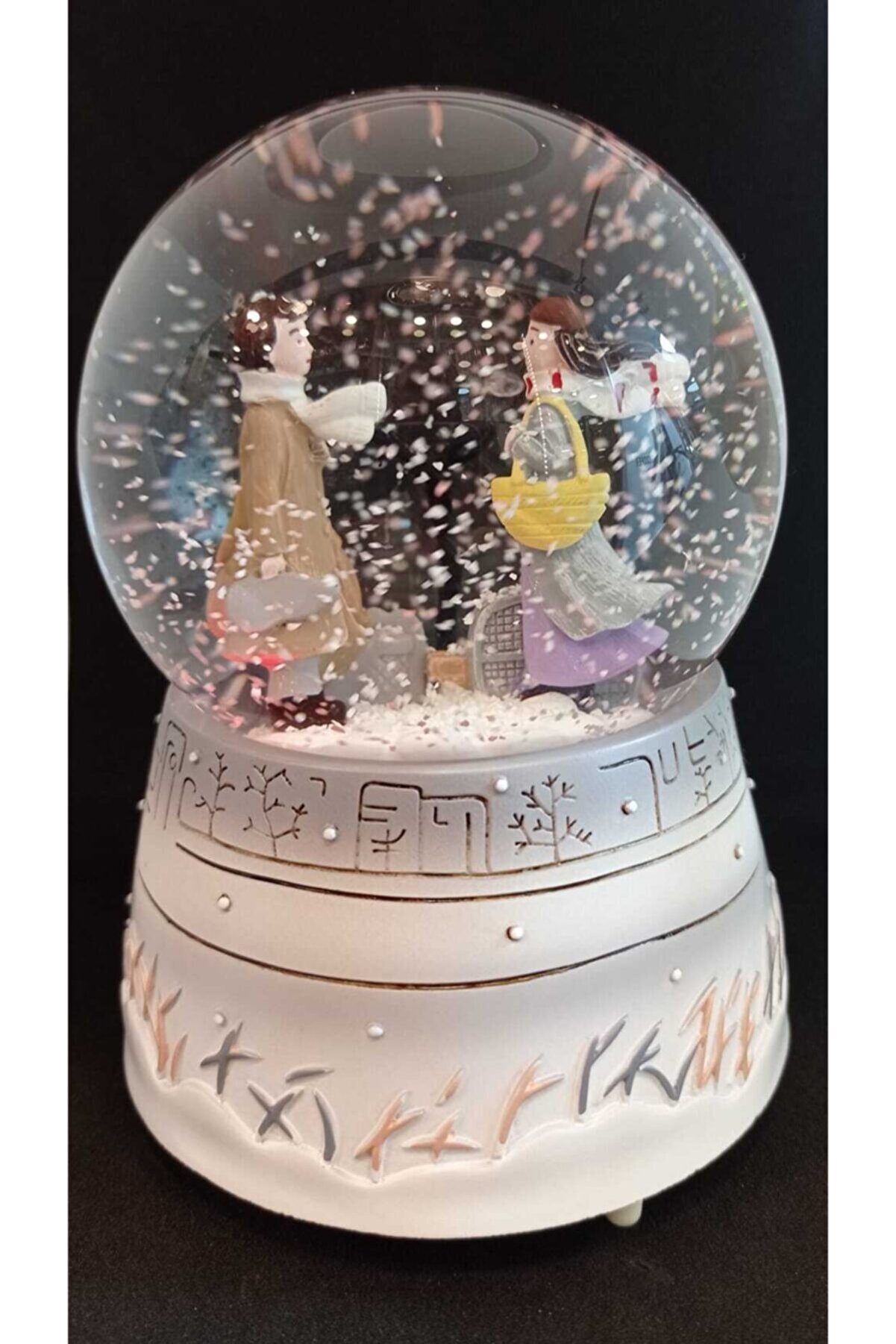 Automatic Spray Frozen Winter&#39;s Tale Snow Globe Decorative Balls Products Snow Globes with Illuminated Music Snow Balls