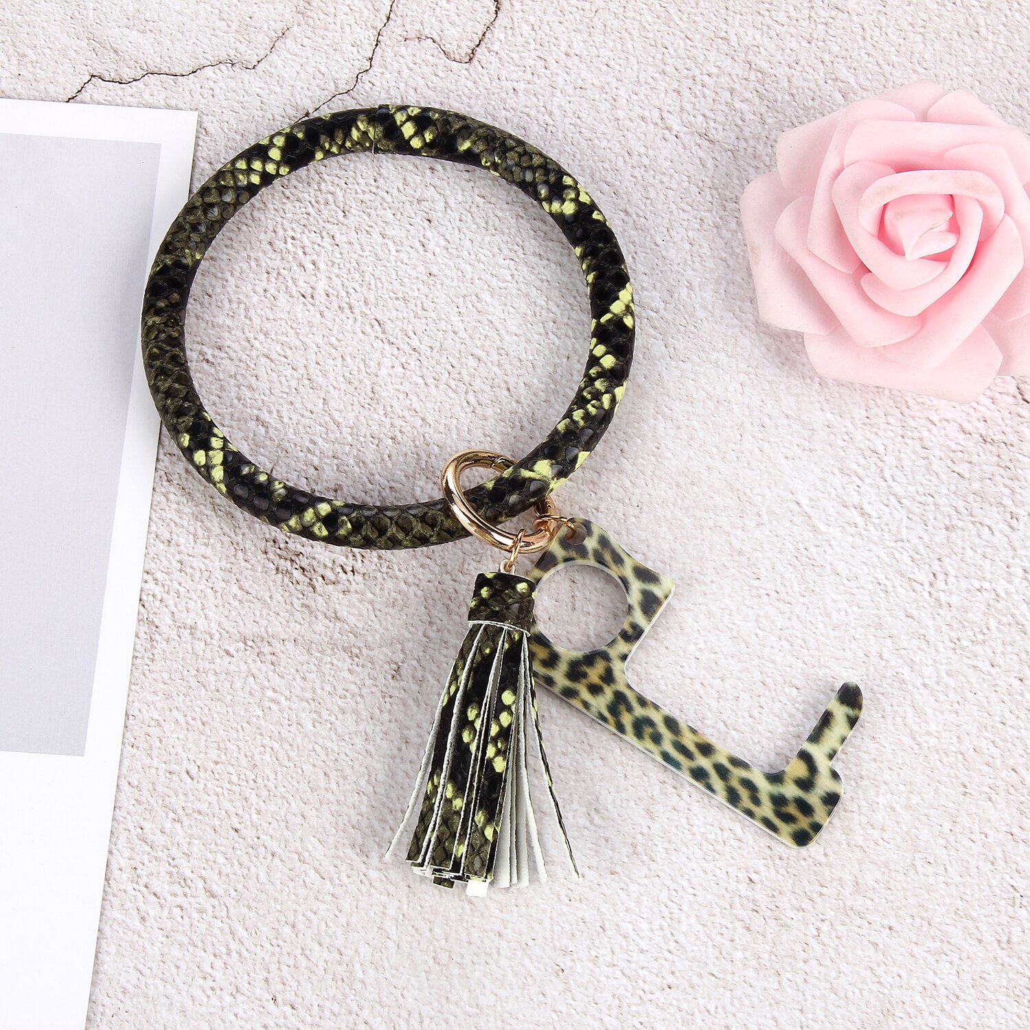 Keyring pulseira de couro clássico leopardo impressão abridor de porta portátil bangle feminino exagerada grande redondo chaveiro pulseiras de pulso: B