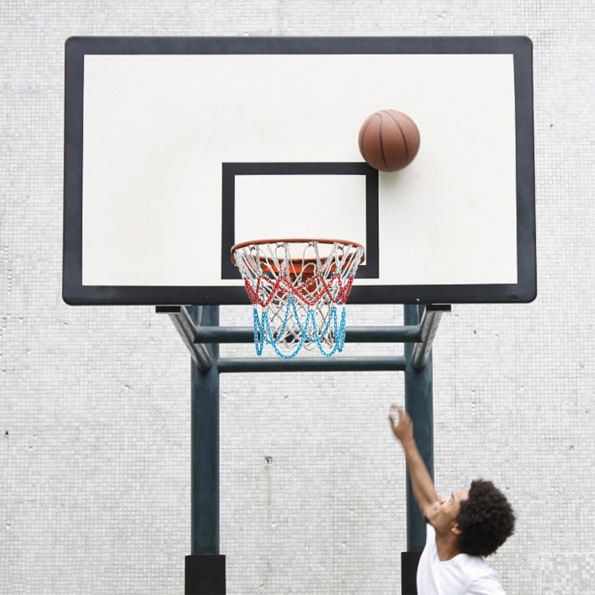 Robustes und langlebiges basketballnetz aus 3- farbig verzinktem manganstahl mit 12 schnallen