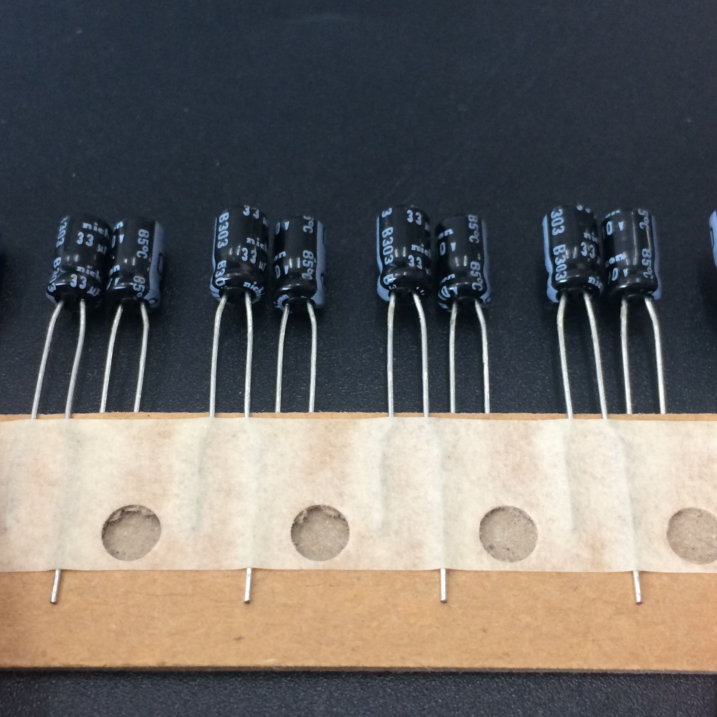 20 piezas 33uF 10V NICHICON serie SR 4x7mm perfil bajo 10V33uF condensador electrolítico de aluminio