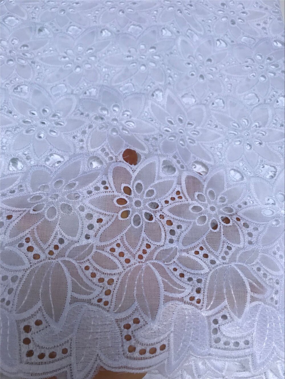 Encaje de gasa suizo en suiza Los últimos encajes africanos tela de algodón de encaje de bebé tela blanca para vestidos 5 yardas/lo5815