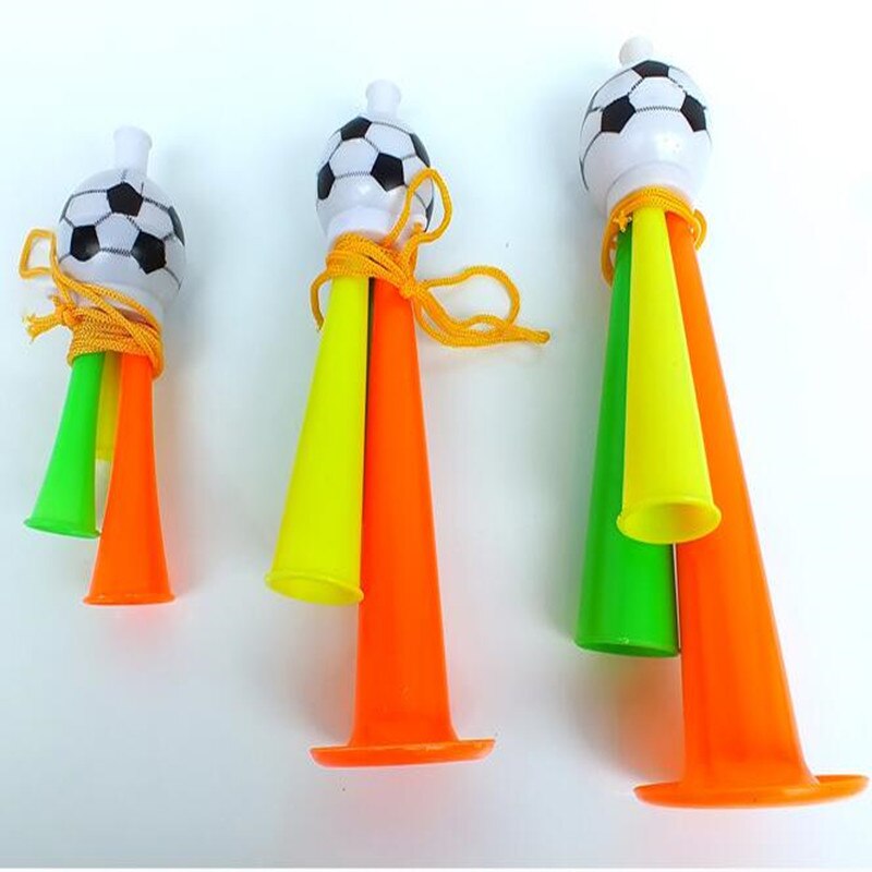 Sjove fodboldhorn fodboldfans, der hepper på rekvisitter, høje stemmehorn, sportskampforsyninger