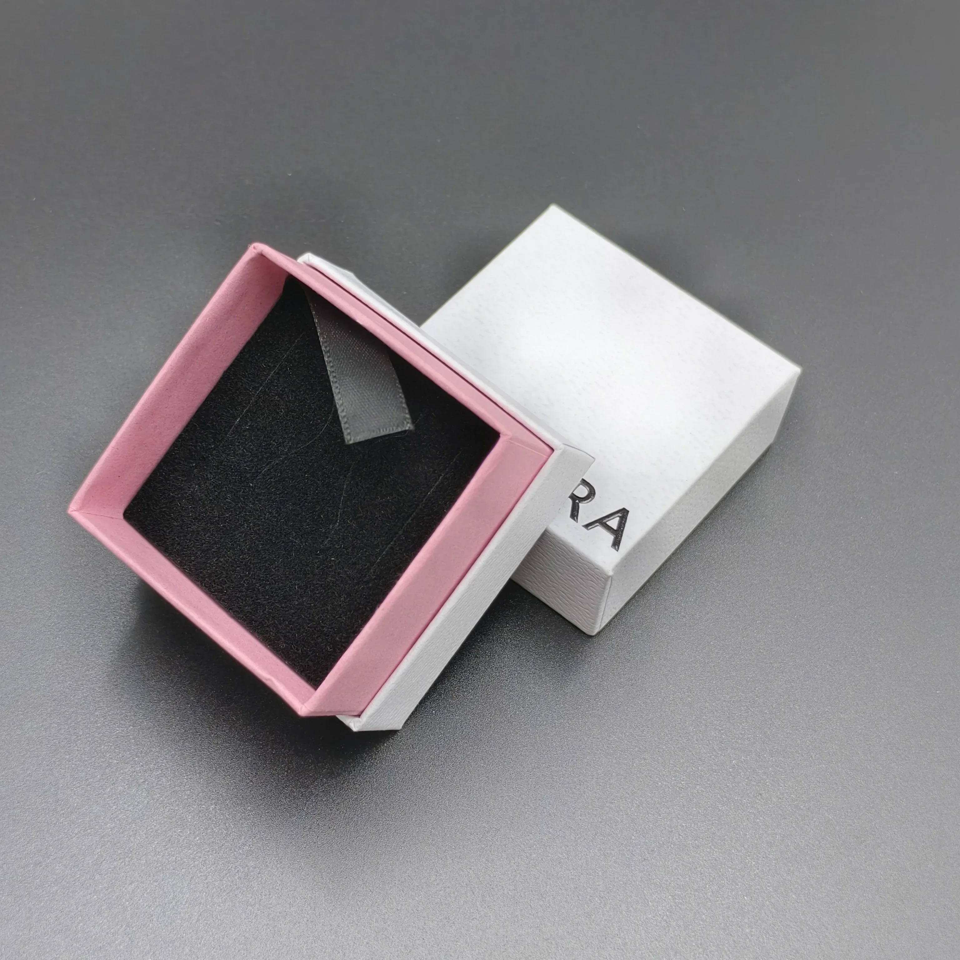 Accessoire chat Nouvelle boîte à bijoux rose, extractible, extérieur blanc, intérieur rose, bague, collier, bracelet, boucles d'oreilles, boîte d'emballage: Gris clair